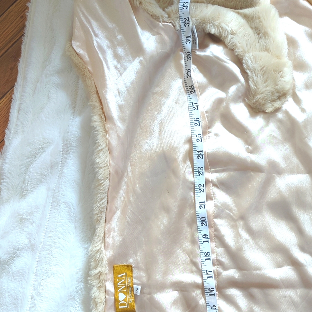 Donna Vinci Faux Fur Shawl/Wrap/Capelet.  Beige/Cream - Picture 16 of 17